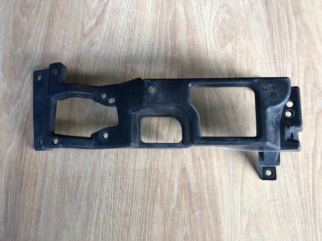 LR050518 LAND ROVER Кронштейн крепления противотуманной фары левой купить в Кривой Рог