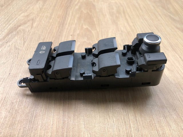 LAND ROVER LR066075 Кнопочный блок управления стеклоподъемником передний левый в наличии Ирпень