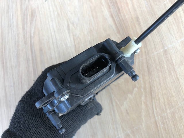 LR070123 LAND ROVER Замок багажника купить в Львов