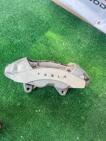 Тормозной суппорт 104462200D Tesla Model