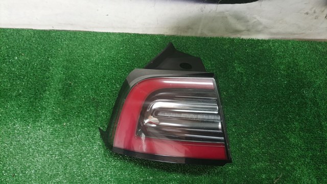 Фонарь задний левый, внешний 107739700G Tesla Model