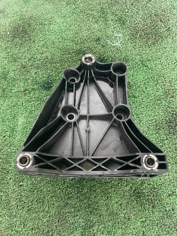 Кронштейн компрессора кондиционера 64557792202 BMW