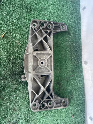 Крепление кпп 6761106 BMW