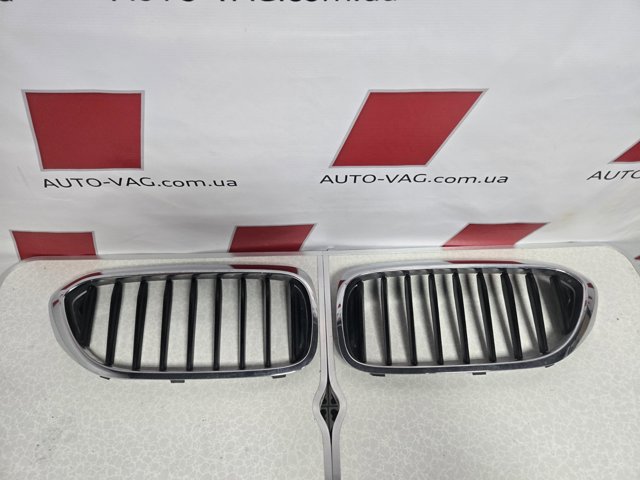 Решетка радиатора правая 51137390864 BMW