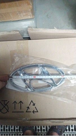 Фирменный значек на багажник 863002W000 HYUNDAI