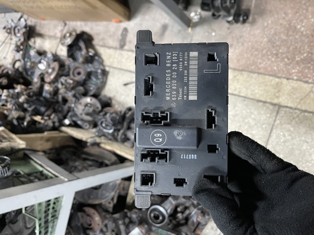 Блок комфорта передней двери A6398200026 MERCEDES
