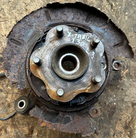 Цапфа поворотная левая 430198H300 NISSAN