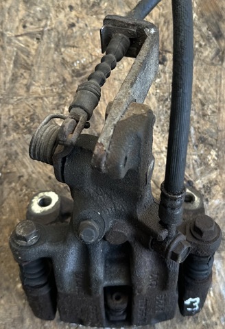 Задний левый суппорт Ниссан Альмера II