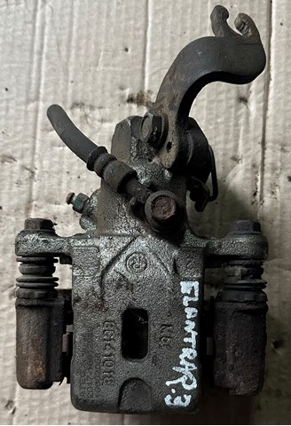 Задний правый суппорт 582302D540 HYUNDAI
