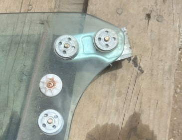 61011SA000 SUBARU Стекло двери передней правой купить в Ровно
