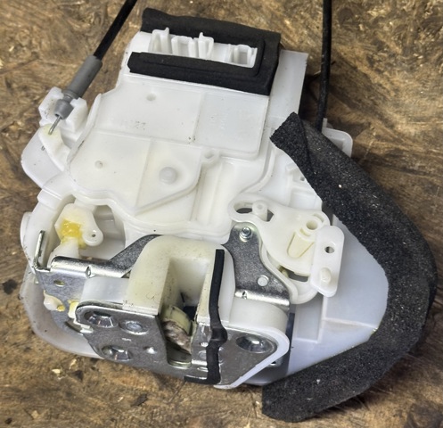 SUBARU 61035SC200 Замок двери задней правой в наличии Украина