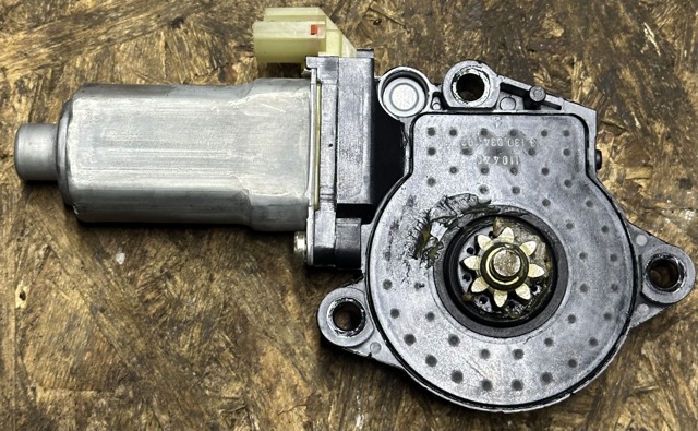824502F000 HYUNDAI Мотор стеклоподъемника двери передней левой купить в Каменское