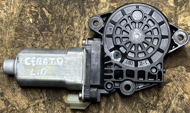 Мотор стеклоподъемника двери передней, левой 824502F000 HYUNDAI