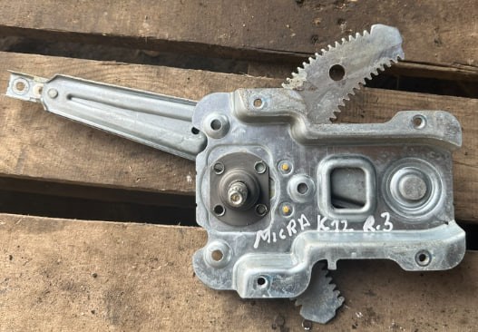 Стеклоподъемник задней правой двери 82720AX110 NISSAN