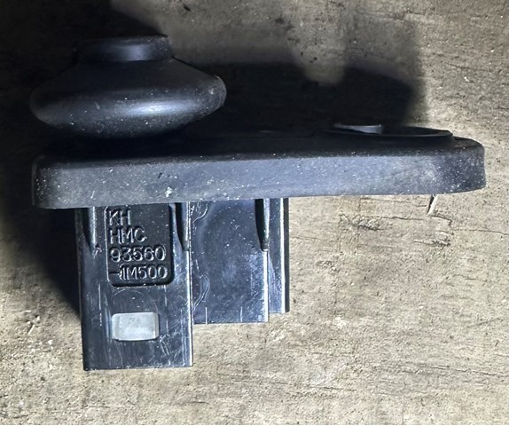 Датчик закрывания дверей (концевой выключатель) оригинал hyundai ix35 2010-2015 в хорошем состоянии,отправка любой почтой,гарантия на установку 14 дней 935601M500