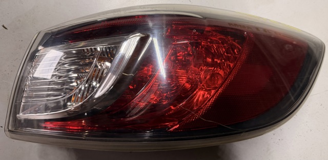 Фонарь задний правый, внешний BBP251150E MAZDA