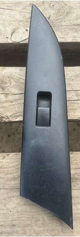 Кнопка стеклоподъемника передняя правая BP4K66370 MAZDA