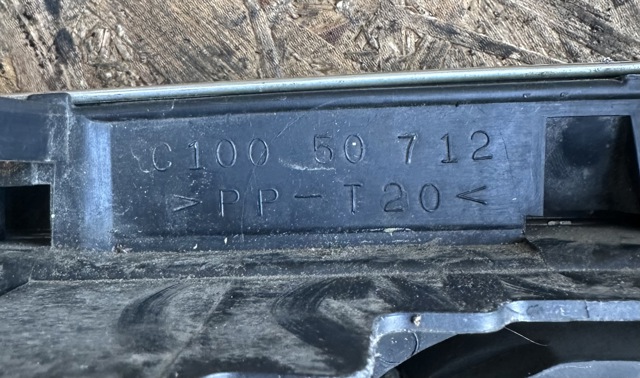 MAZDA C10050712 Решетка радиатора в наличии Кривой Рог