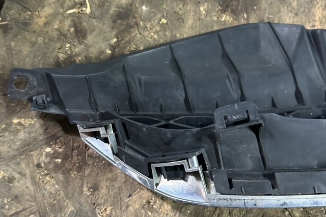 MAZDA C23550710C Решетка радиатора в наличии Ровно