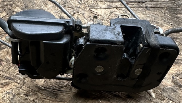 MAZDA CB0758310B Замок двери передней правой в наличии Ровно
