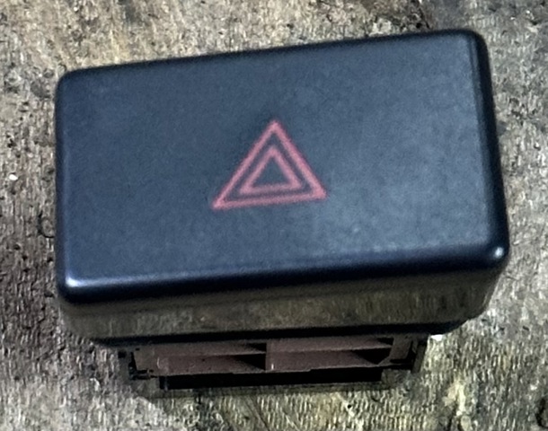 Кнопка аварийного сигнала CC29664H0 MAZDA