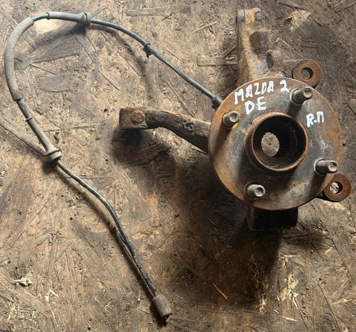Цапфа (поворотный кулак) передний правый D65133021A MAZDA