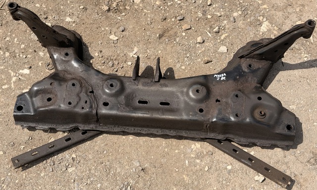 Балка передней подвески D65134800 MAZDA