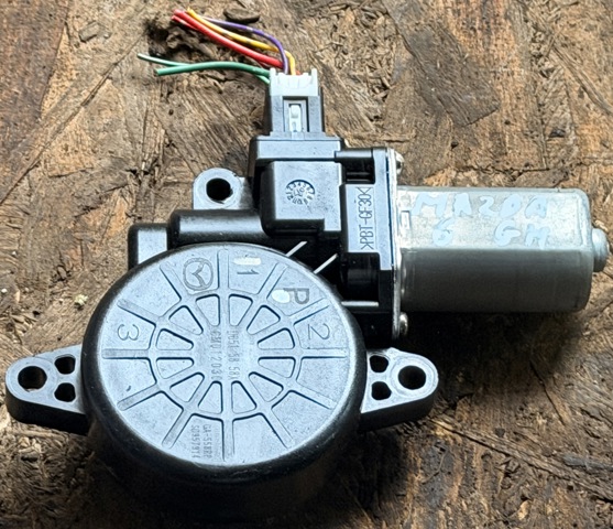 Мотор стеклоподъемника двери передней, правой D6515858X MAZDA