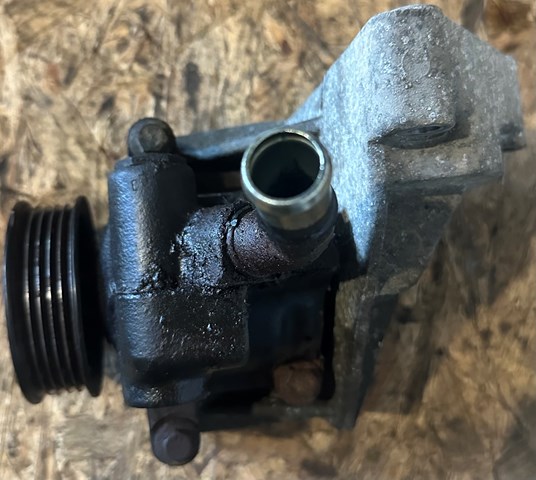 Насос гидроусилителя руля DE9032600A MAZDA