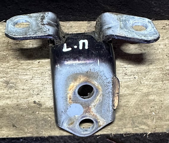 Завеса передней двери E11259210 MAZDA