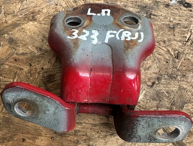 Петля передней двери правая EA0159240C MAZDA
