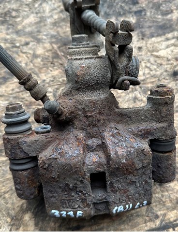 Задний левый суппорт Mazda 626 V