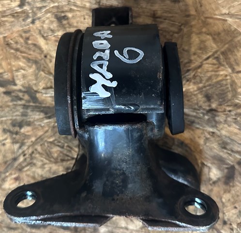 Подушка (опора) двигателя, левая GJ6A39070A MAZDA