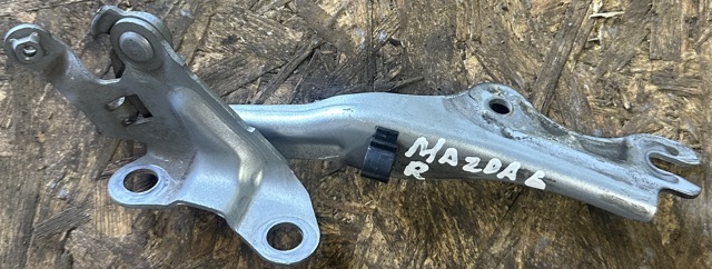 Правая петля капота  GJ6A52410A MAZDA