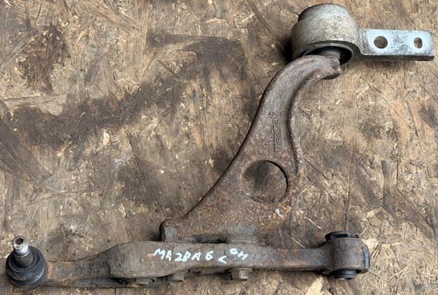 Рычаг передней подвески нижний левый GS1D34350H MAZDA