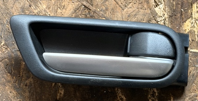 Ручка передней двери внутренняя, правая GS1D58330C02 MAZDA