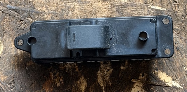 Кнопка подъемника переднего правого стекла GS1D66370 MAZDA