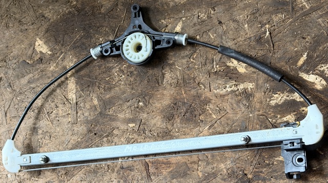 Механизм стеклоподъемника двери задней, правой GS1D72590A MAZDA