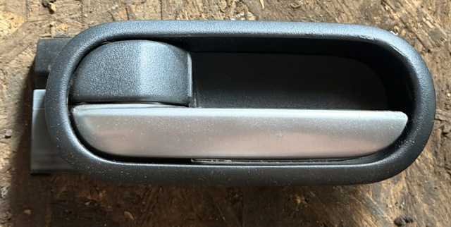 Ручка задней двери, внутренняя, левая GS1D73330B02 MAZDA