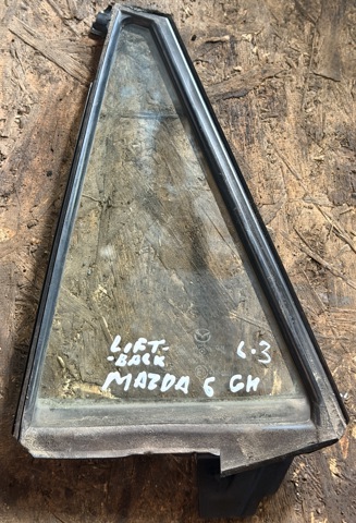 Стекло-форточка двери, задней, левой GS1M73661 MAZDA