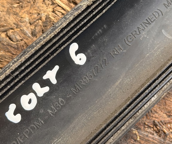 MR957272 MITSUBISHI Молдинг двери задней правой купить в Житомир
