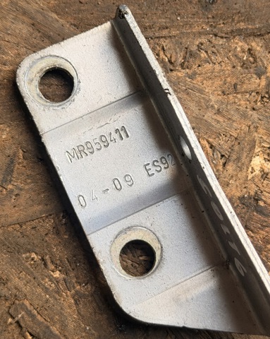 MR959411 MITSUBISHI Петля капота левая купить в Львов