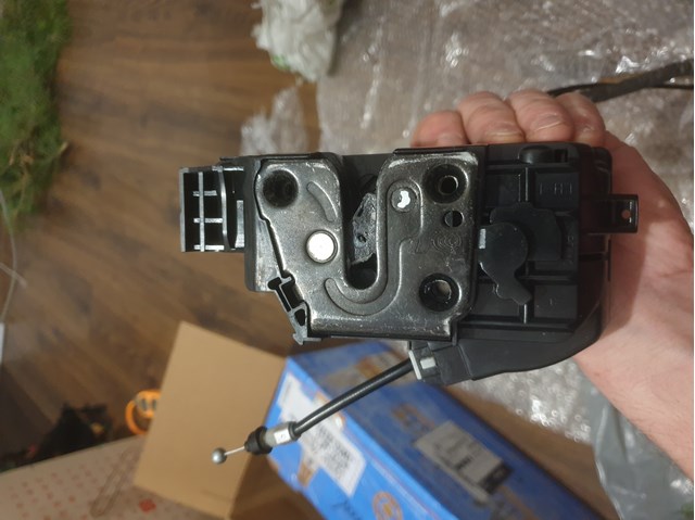 813103K520 HYUNDAI Замок водительской двери купить в Ровно