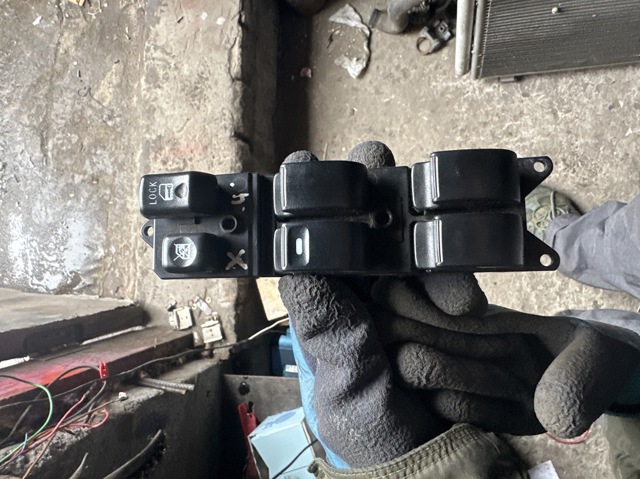 Кнопки переднего левого стеклоподъемника 8608A058 MITSUBISHI