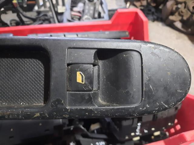 Кнопки переднего правого стеклоподъемника 96351625XT PEUGEOT