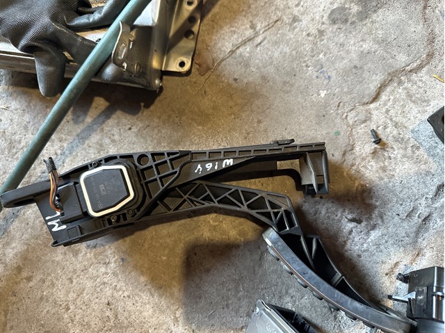 Педали газа A1643000104 MERCEDES