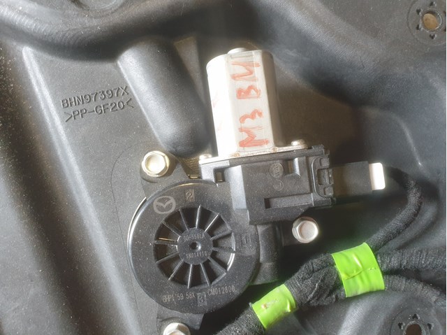 Мотор стеклоподъемника двери задней, левой BHP15958X MAZDA
