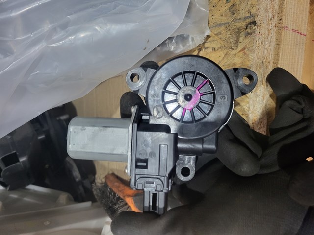 Моторчик стеклоподъемника двери задней, правой BHN95858X MAZDA