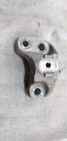 Кронштейн подушки (опоры) двигателя, правой 112315NA0A NISSAN