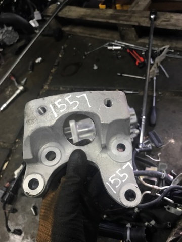 Кронштейн подушки (опоры) двигателя, задней 113325NA0A NISSAN